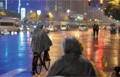 Benson Duurzame Regenponcho Zwart Voor Volwassenen -Regenjas En Paraplu 1200x775 1